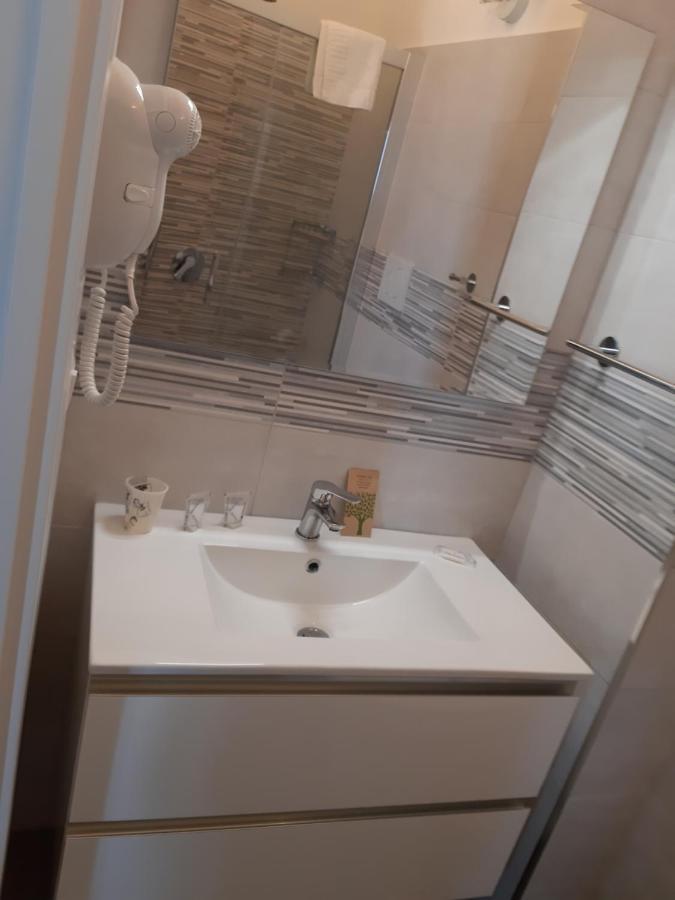 Un Passo Dal Mare - Guest House Лідо-ді-Фонді Екстер'єр фото